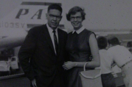 Ein Ehepaar am Flughafen