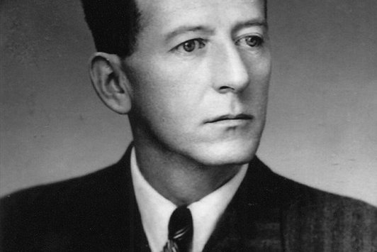 Eine Portraitaufnahme eines Mannes in Anzug