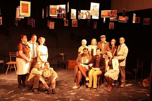 Gruppenfoto von Schauspielern bei einem Theaterstück