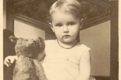 Ein kleines Mädchen mit Kuscheltier