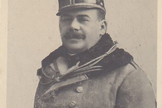 Ein Bild eines uniformierten Mannes