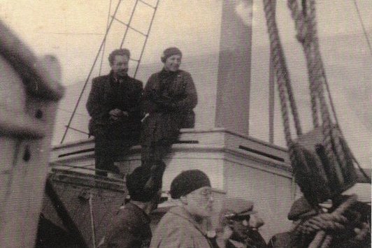 Mehrere Menschen auf einem Schiff