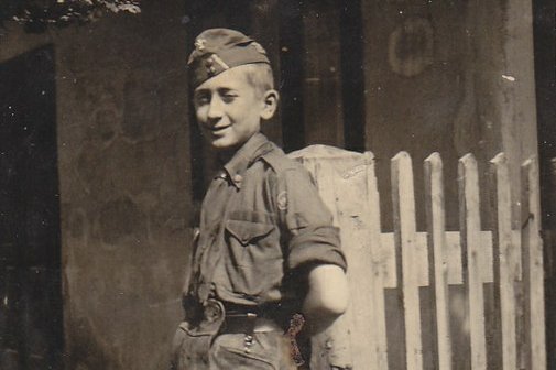 Ein junger Bursch in Lederhose