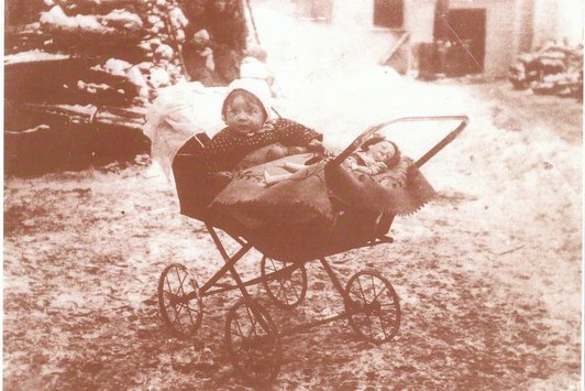 Ein Baby in einem Kinderwagen