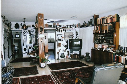 Ein stark dekoriertes Wohnzimmer