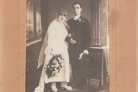 Ein Foto eines Hochzeitspaares 