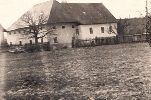 Eine Bildaufnahme eines Bauernhofs 