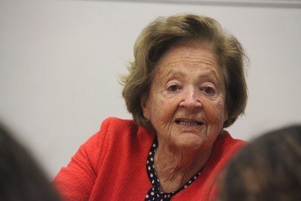 Ein Foto einer älteren Dame, während sie spricht