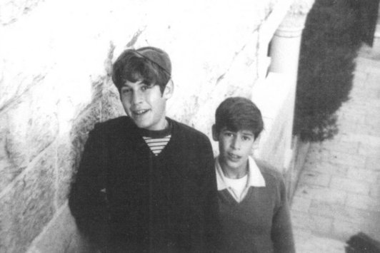 Zwei junge Geschwister stehen auf einer Treppe