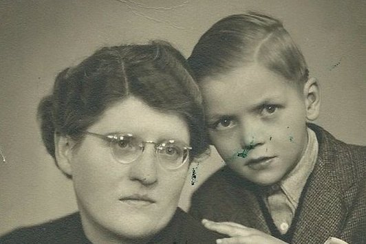 Ein Foto eines jungen Buben und einer Dame 