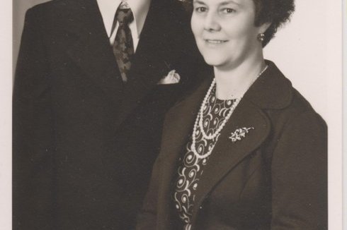 Eine Dame und ein junger Mann