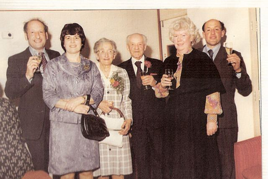 Familienfoto bei einer goldenen Hochzeit