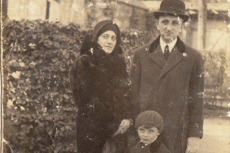 Mutter und Vater mit ihrem kleinen Sohn 