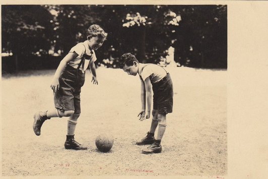 Zwei junge Buben Spielen Fußball in Lederhosen