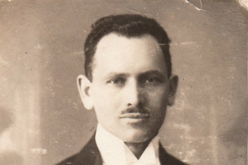 Schwarz-weiß-Fotografie eines Herrn in Anzug