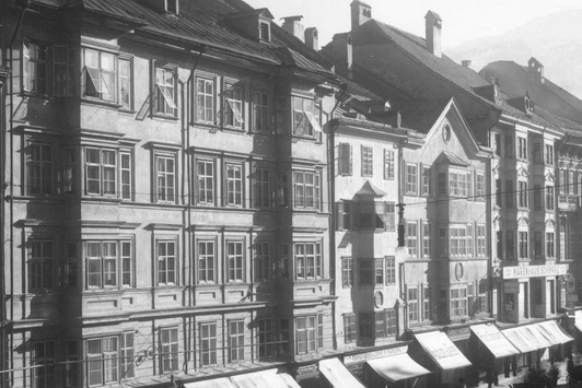 Eine Ansicht einer Häuserreihe in Innsbruck vor dem ersten Weltkrieg