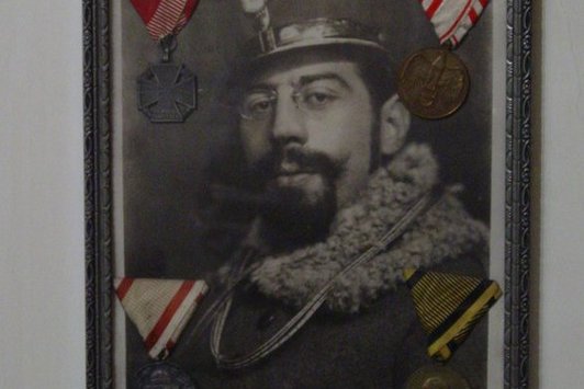 Ein mit Orden bespicktes Portrait eines Soldaten des ersten Weltkrieges