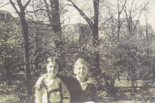 Bild eines jungen Burschen mit seiner Schwester