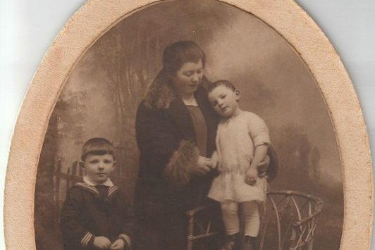 Eine Mutter mit zwei Kleinkindern