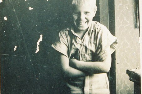 Ein Foto eines lachenden Kindes