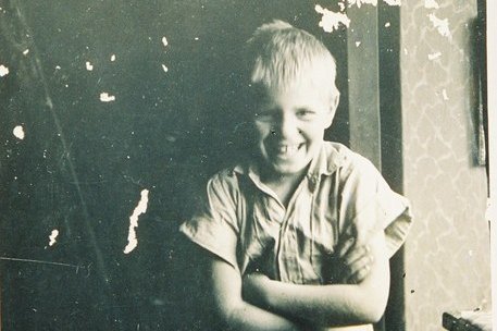 Ein Foto eines lachenden Kindes