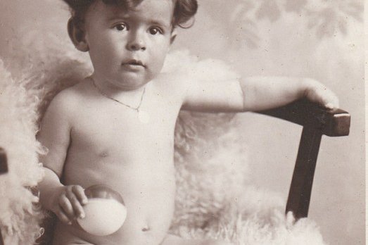 Foto eines sitzenden Kleinkindes