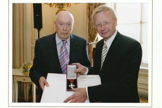 Zwei Herren bei einer Ehrung