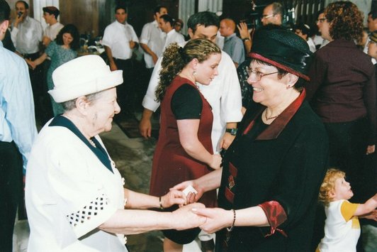 Zwei ältere Frauen tanzen miteinander