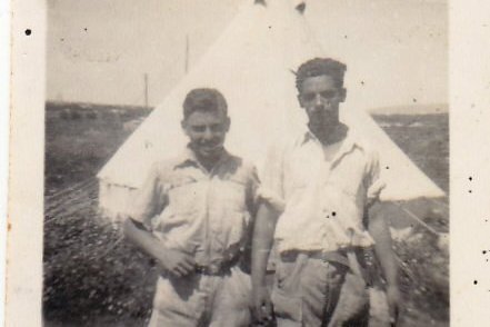 Zwei junge Männer vor einem Zelt