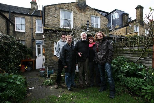 Ein Gruppenfoto im Garten eines Hauses