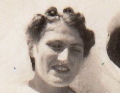 Foto eines Brautpaares bei ihrer Hochzeit