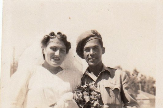 Foto eines Brautpaares bei ihrer Hochzeit