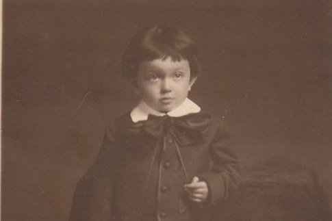 Eine schwarz-weiß-Fotografie eines Kleinkindes 