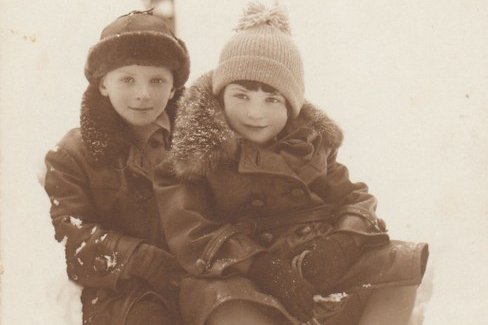 Zwei junge Kinder beim Rodeln