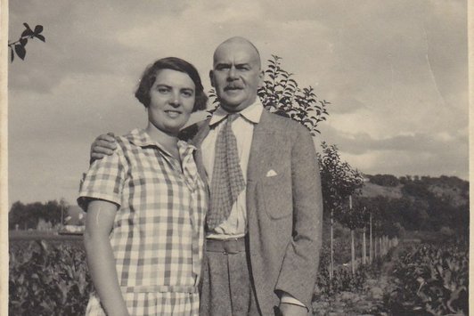 Eine Dame und ein Herr nebeneinander