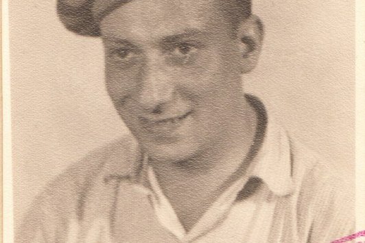 Ein Foto eines Mannes mit gestreiftem Hut