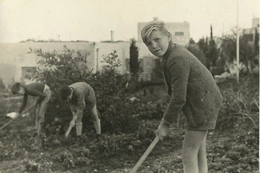 Ein junger Bub arbeitet auf einem Feld