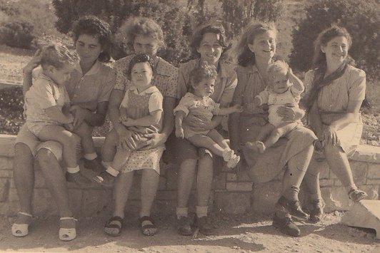 Einige Frauen mit jungen Kindern