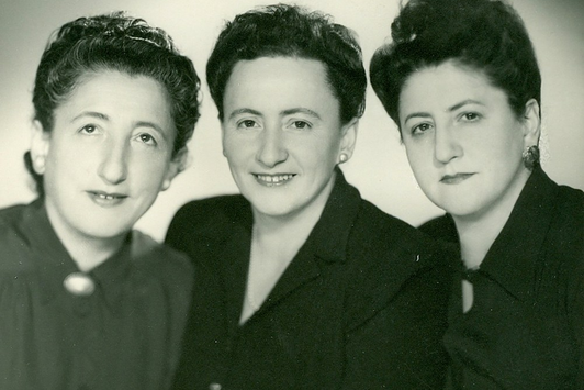 Drei Damen stehen nebeneinander