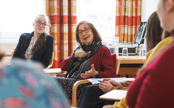 Ein Zeitzeuge im Gespräch mit interessierten Zuhörerinnen.