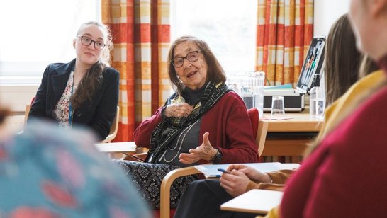 Ein Zeitzeuge im Gespräch mit interessierten Zuhörerinnen.