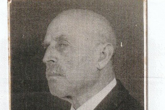 Schwarz-weiß-Fotografie eines Herrn