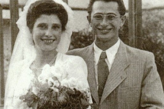 Ein Foto eines Brautpaares zu ihrer Hochzeit