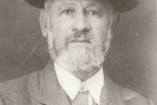 Portraitaufnahme eines älteren Herrn