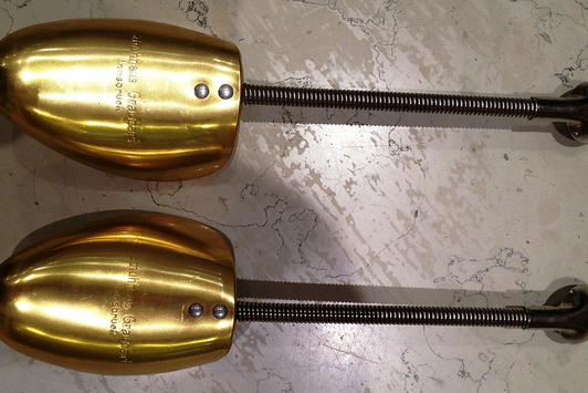 Zwei vergoldete Schuhspanner