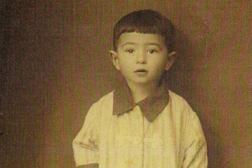 ein Kleinkind in Pyjama und mit Kuscheltier