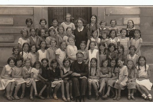 Ein Klassenfoto einer Volkschule 
