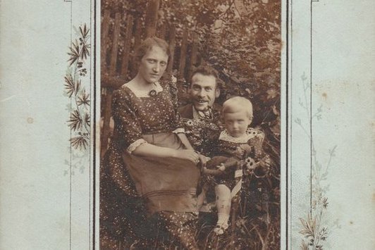 Familienfoto von zwei Eltern mit ihrem Kind