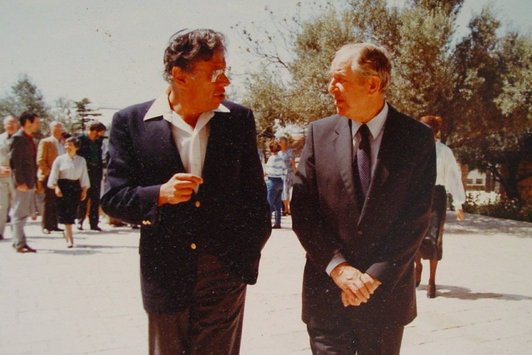 Zwei ältere Herren unterhalten sich