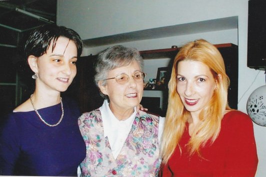 Eine ältere Dame mit zwei Frauen